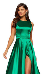 21 of 24 Sherri Hill 52407 Emerald